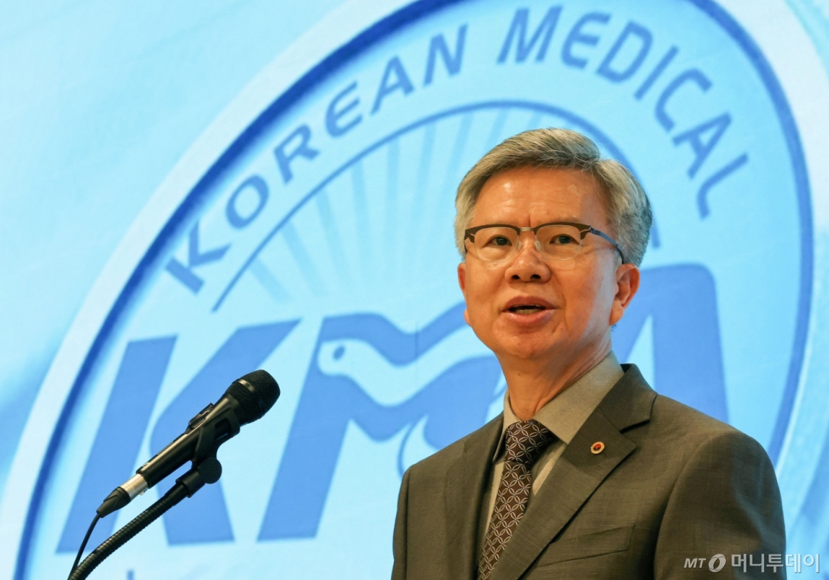 (서울=뉴스1) 박세연 기자 = 김택우 대한의사협회 회장이 4일 오후 서울 용산구 대한의사협회회관에서 ‘새 대통령에게 바랍니다’ 기자회견을 하고 있다. 2025.6.4/뉴스1  Copyright © 뉴스1. All rights reserved. 무단 전재 및 재배포,  AI학습 이용 금지. /사진=(서울=뉴스1) 박세연 기자