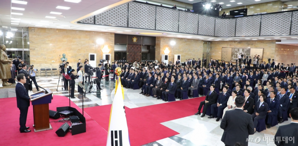 [서울=뉴시스] 국회사진기자단 = 이재명 대통령이 4일 서울 여의도 국회 로텐더홀에서 열린 제21대 대통령 취임 선서식에 참석해 취임사 하고 있다. 2025.06.04. photo@newsis.com /사진=