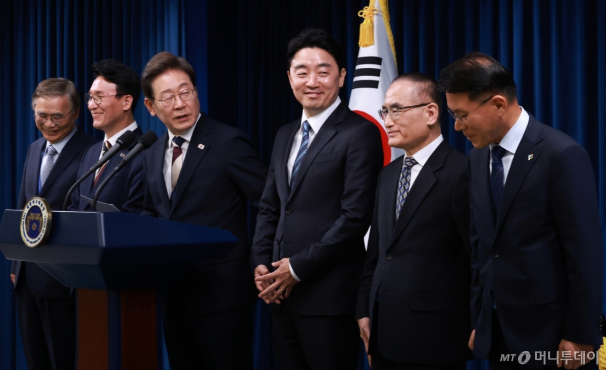 [서울=뉴시스] 고범준 기자 = 이재명 대통령이 4일 서울 용산 대통령실 청사에서 새 정부 첫 인사 발표를 하며 황인권 경호처장에게 경호 관련 당부를 하고 있다. 왼쪽부터 이종석 국정원장 후보자, 김민석 국무총리 후보자, 이 대통령, 강훈식 비서실장, 위성락 안보실장, 황 경호처장. (대통령실통신사진기자단) 2025.06.04. bjko@newsis.com /사진=고범준