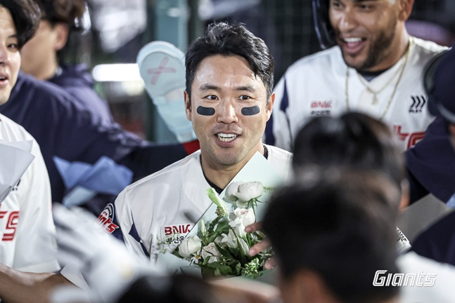 롯데 전준우가 4일 사직 키움전에서 7회말 2루타로 2000안타를 달성한 뒤 더그아웃에서 축하를 받고 있다. /사진=롯데 자이언츠 제공