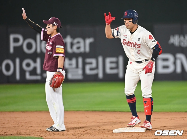 롯데 전준우(오른쪽)가 4일 사직 키움전에서 통산 2000안타를 달성하고 있다.