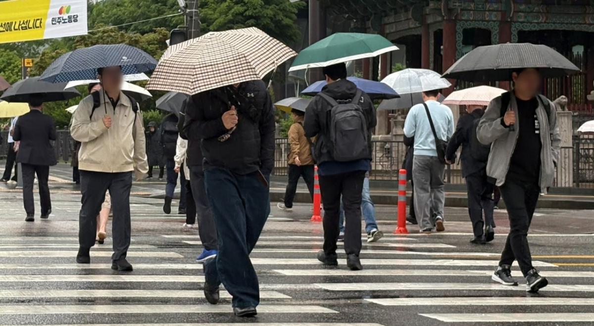 봄비가 내린 지난달 9일 오전 서울 중구 세종대로 사거리에서 출근길에 오른 시민들이 발걸음 옮기고 있다. /사진=뉴시스.