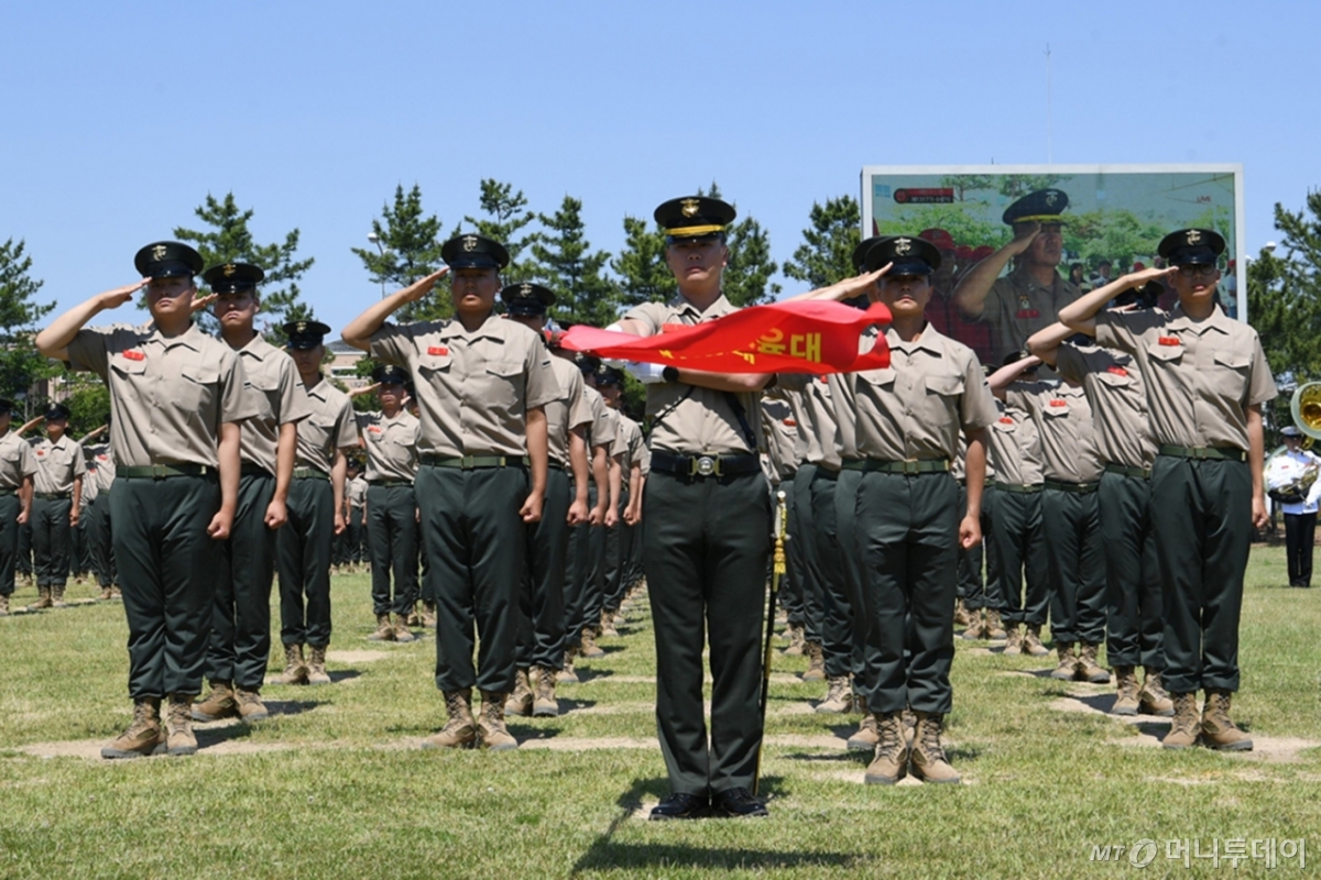 4일 경북 포항시 남구 해병대교육훈련단 연병장에서 열린 신병 1317기 수료식에서 신병들이 경례하고 있다. 이날 수료식에서는 6주간 훈련을 마친 1288명이 정예 해병대원으로 태어났다. / 사진=해병대교육훈련단