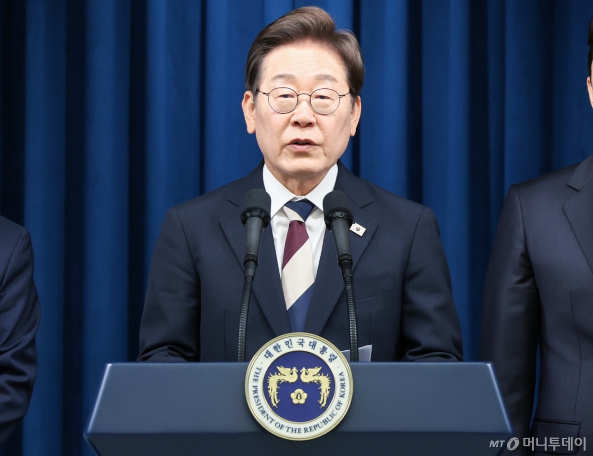 (서울=뉴스1) 허경 기자 = 이재명 대통령이 4일 서울 용산구 대통령실 청사 브리핑룸에서 국무총리와 국정원장, 대통령 비서실장 등 인선발표를 하고 있다. 국무총리 후보자로는 김민석 국회의원, 국정원장 후보자로는 이종석 전 통일부장관이 지명됐다. 대통령 비서실장으로는 강훈식 국회의원, 안보실장에는 위성락 국회의원이 임명됐고, 경호처장은 황인권 전 육군 대장, 대변인은 강유정 국회의원이 임명됐다. 2025.6.4/뉴스1  Copyright © 뉴스1. All rights reserved. 무단 전재 및 재배포,  AI학습 이용 금지. /사진=(서울=뉴스1) 허경 기자