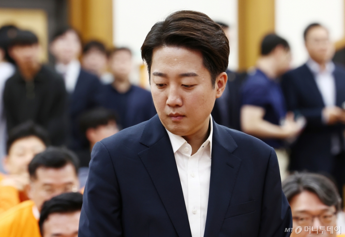 (서울=뉴스1) 김민지 기자 = 이준석 개혁신당 대통령 후보가 3일 서울 여의도 국회 의원회관에 마련된 제21대 대통령선거 개표상황실에서 입장을 밝히기 위해 들어서고 있다. 2025.6.3/뉴스1 Copyright © 뉴스1. All rights reserved. 무단 전재 및 재배포, AI학습 이용 금지. /사진=(서울=뉴스1) 김민지 기자