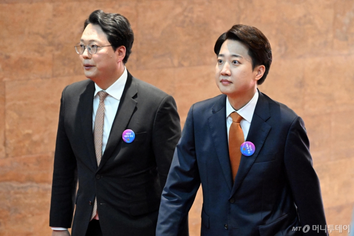 [서울=뉴시스] 국회사진기자단 = 개혁신당 이준석 의원과 천하람 의원이 4일 서울 여의도 국회 로텐더홀에서 열린 제21대 대통령 취임선서에 참석하고 있다. 2025.06.04. photo@newsis.com /사진=류현주