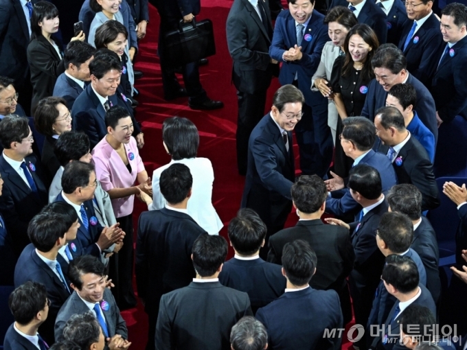 [서울=뉴시스] 국회사진기자단 = 이재명 대통령이 4일 서울 여의도 국회 로텐더홀에서 열린 제21대 대통령 취임선서식 후 의원들과 인사하고 있다. 2025.06.04. photo@newsis.com /사진=류현주