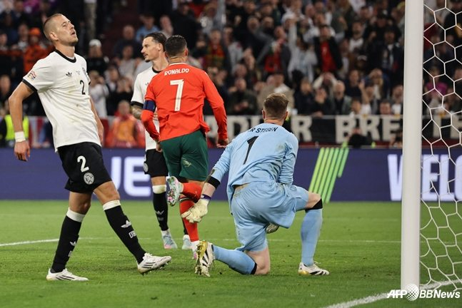 크리스티아누 호날두(빨간색 유니폼 7번)가 독일전 득점 후 달려가고 있다. /AFPBBNews=뉴스1