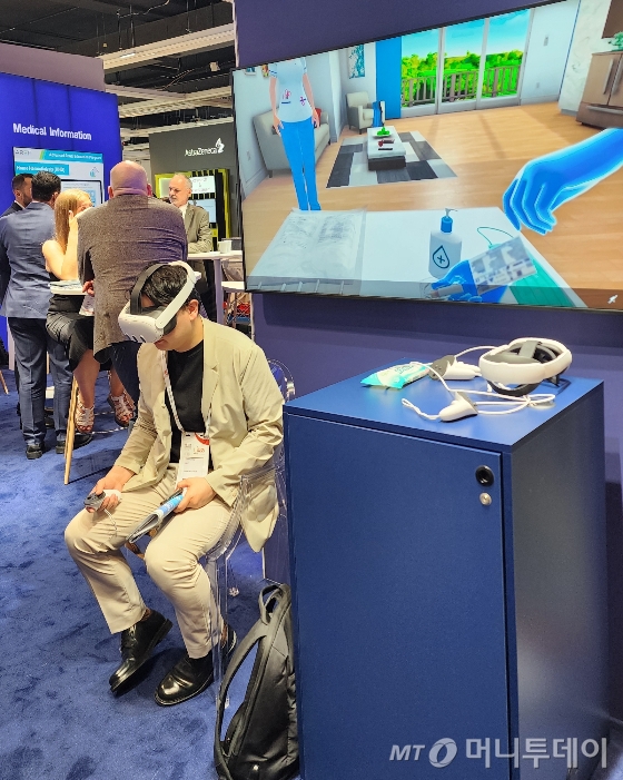 행사장 내 프레지니우스 메디컬케어 부스에 마련된 VR 기기를 통해 관람객이 자가 복막 투석을 체험하고 있다. /사진=정기종 기자