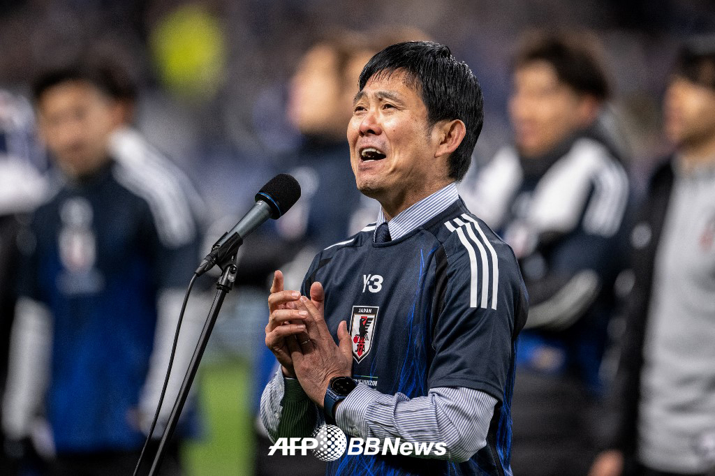 모리야스 하지메 일본축구대표팀 감독이 지난 3월 일본 사이타마 스타디움에서 열린 2026 FIFA 북중미 월드컵 아시아 지역 3차 예선 C조 7차전 바레인전 승리로 월드컵 본선 진출을 확정한 뒤 팬들에게 인사하고 있다. /AFPBBNews=뉴스1