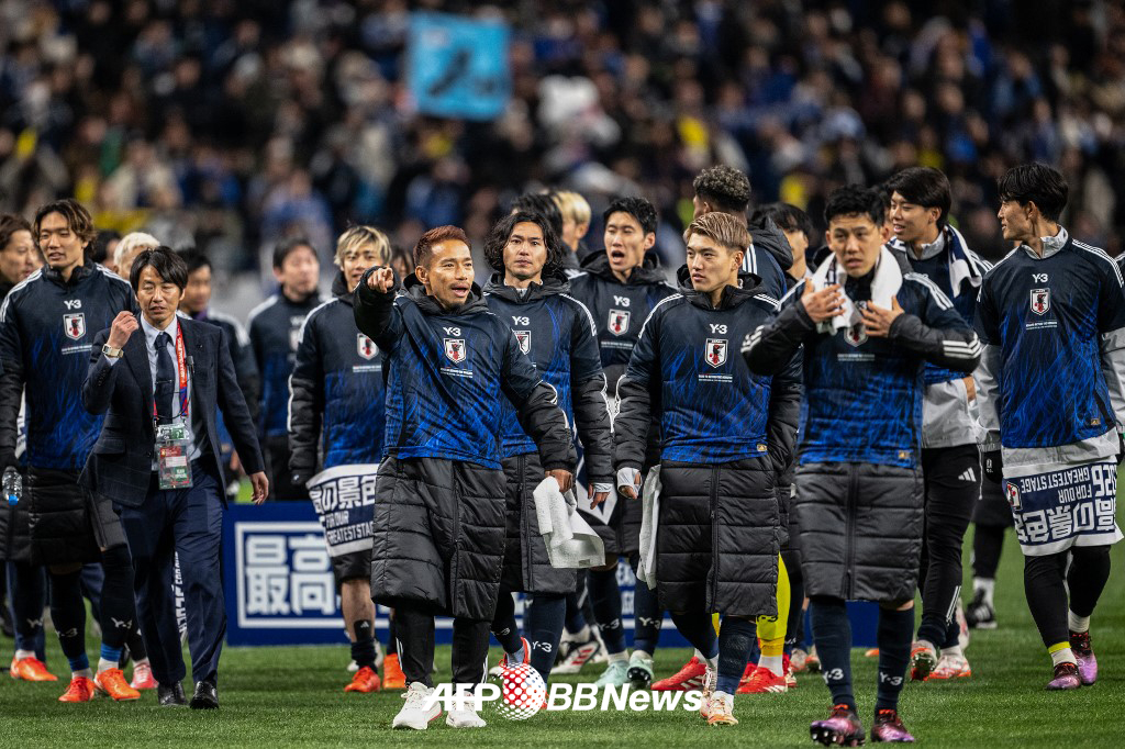 일본축구대표팀 선수들이 지난 3월 일본 사이타마 스타디움에서 열린 2026 FIFA 북중미 월드컵 아시아 지역 3차 예선 C조 7차전 바레인전 승리로 월드컵 본선 진출을 조기 확정한 뒤 팬들에게 인사하고 있다. /AFPBBNews=뉴스1