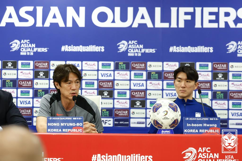 오는 6일 오전 3시 15분 이라크와의 2026 FIFA 북중미 월드컵 아시아 3차 예선을 앞두고 공식 기자회견에 참석한 홍명보(왼쪽) 축구대표팀 감독과 황인범. /사진=대한축구협회 제공