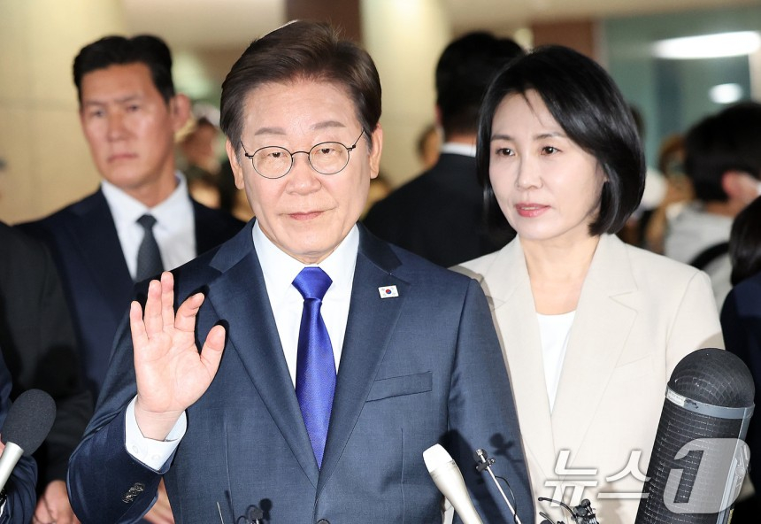 이재명 더불어민주당 대통령 후보가 지난 3일 밤 당선이 확실시된 가운데 인천 계양구 자택을 나서고 있다. 2025.6.4/뉴스1 ⓒ News1 이동해 기자