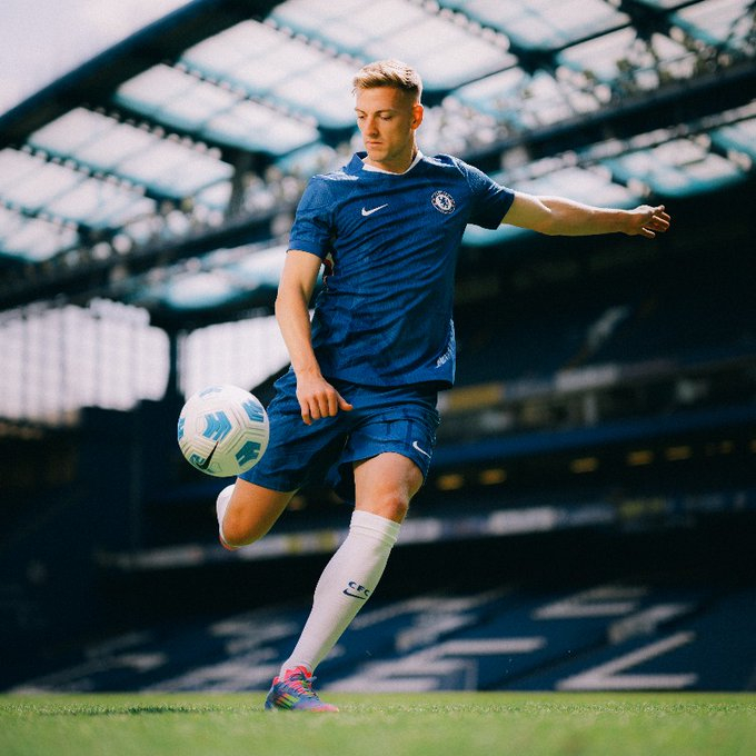 슈팅 포즈 취하는 리암 델랍. /사진=첼시 공식 사회관계망서비스(SNS)