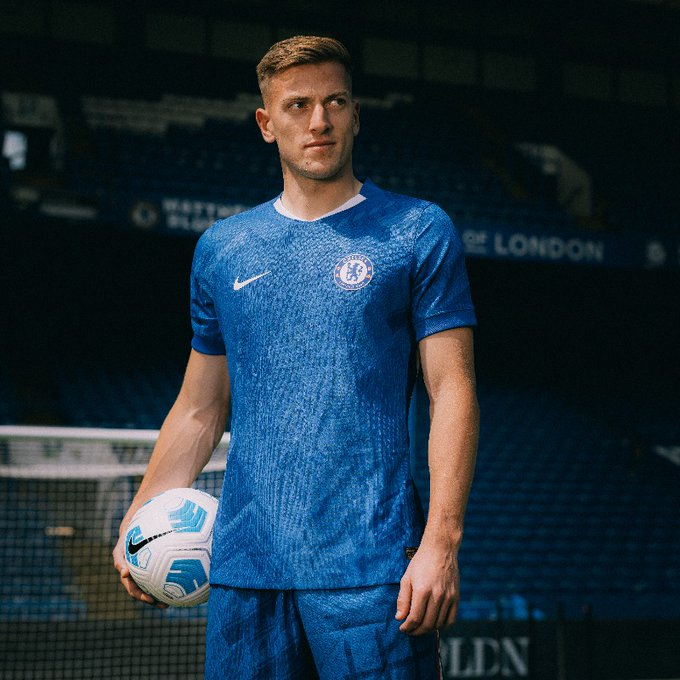 첼시 홈구장 스탬포드 브리지에서 사진 촬영한 리암 델랍. /사진=첼시 공식 사회관계망서비스(SNS)