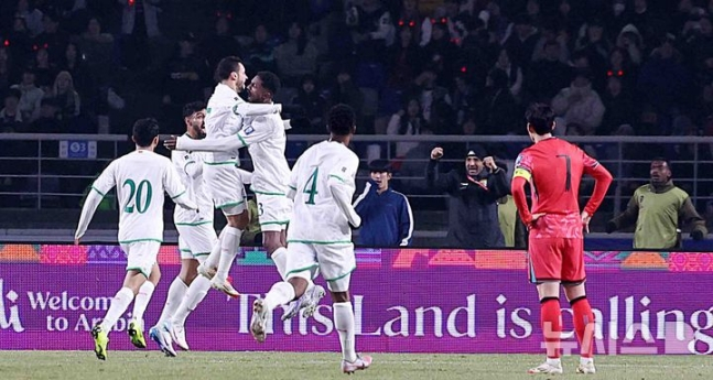 지난 3월 경기 고양시 고양종합운동장에서 열린 '2026 국제축구연맹(FIFA) 북중미 월드컵 아시아 지역 3차 예선 B조 7차전' 대한민국과 오만의 경기, 손흥민이 동점골을 넣고 기뻐하는 오만 선수들을 바라보고 있다. /사진=뉴시스