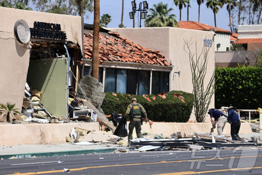 (팜스프링스 로이터=뉴스1) 정지윤 기자 = 18일(현지시간) 미국 캘리포니아주 팜스프링스 지역의 한 난임 클리닉센터에서 폭발 사건이 발생해 연방수사국(FBI)과 법 집행 기관 요원들이 증거를 수집하고 있다. 2025.05.18