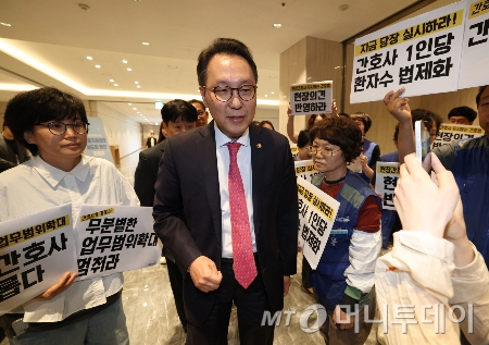 5월 21일 서울 용산구 피스앤파크컨벤션에서 열린 간호법 제정에 따른 진료지원업무 제도화 방안 공청회에 앞서 공공운수노조 의료연대본부 조합원들이 박민수 보건복지부 2차관에게 현장 의견 반영을 촉구하는 항의 피케팅을 하고 있다./사진=(서울=뉴스1) 오대일 기자