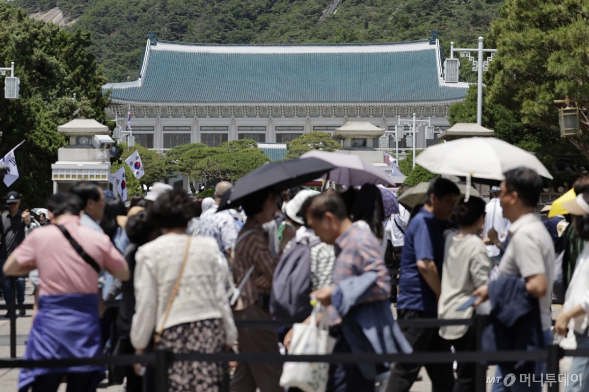 [서울=뉴시스] 최동준 기자 = 이재명 대통령이 집무실을 청와대로 이전할 방침인 가운데 5일 서울 종로구 청와대에서 시민들이 관람을 하기 위해 줄을 서고 있다. 2025.06.05. photocdj@newsis.com /사진=최동준