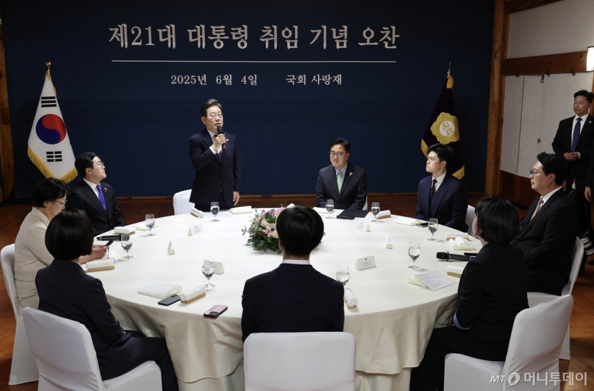 (서울=뉴스1) 국회사진기자단 = 이재명 대통령이 4일 서울 여의도 국회 사랑재에서 가진 국회의장과 정당대표와의 오찬에 참석해 인사말을 하고 있다. 2025.6.4/뉴스1  Copyright © 뉴스1. All rights reserved. 무단 전재 및 재배포,  AI학습 이용 금지. /사진=(서울=뉴스1) 국회사진기자단