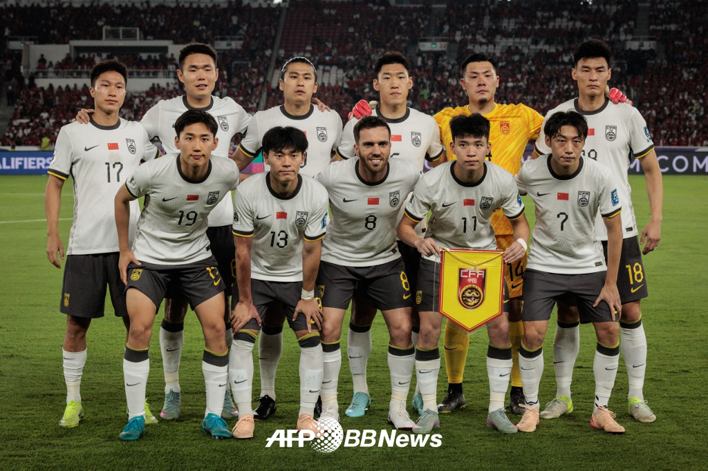 5일 인도네시아 자카르타의 겔로라붕카르노 스타디움에서 열린 인도네시아와 2026 국제축구연맹(FIFA) 북중미 월드컵 아시아 3차 예선 C조 9차전을 앞두고 기념사진을 찍고 있는 중국축구대표팀 선수들. /AFPBBNews=뉴스1