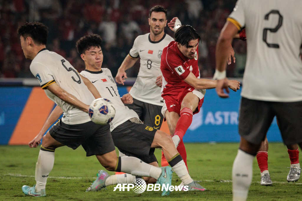 5일 인도네시아 자카르타의 겔로라붕카르노 스타디움에서 열린 인도네시아와 중국의 2026 국제축구연맹(FIFA) 북중미 월드컵 아시아 3차 예선 C조 9차전을 앞둔 브란코 이반코비치(맨 오른쪽) 등 중국축구대표팀 코칭스태프. /AFPBBNews=뉴스1