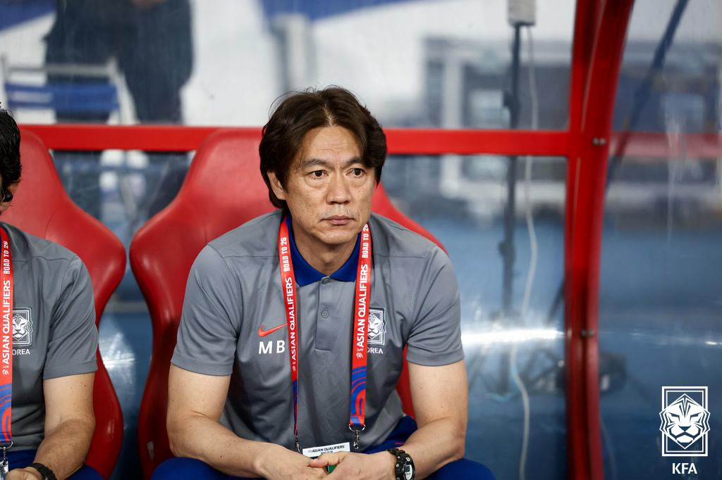 6일(한국시간) 이라크 바스라 국제경기장에서 열린 이라크와의 2026 국제축구연맹(FIFA) 북중미 월드컵 아시아 3차 예선을 지켜보고 있는 홍명보 축구대표팀 감독. /사진=대한축구협회