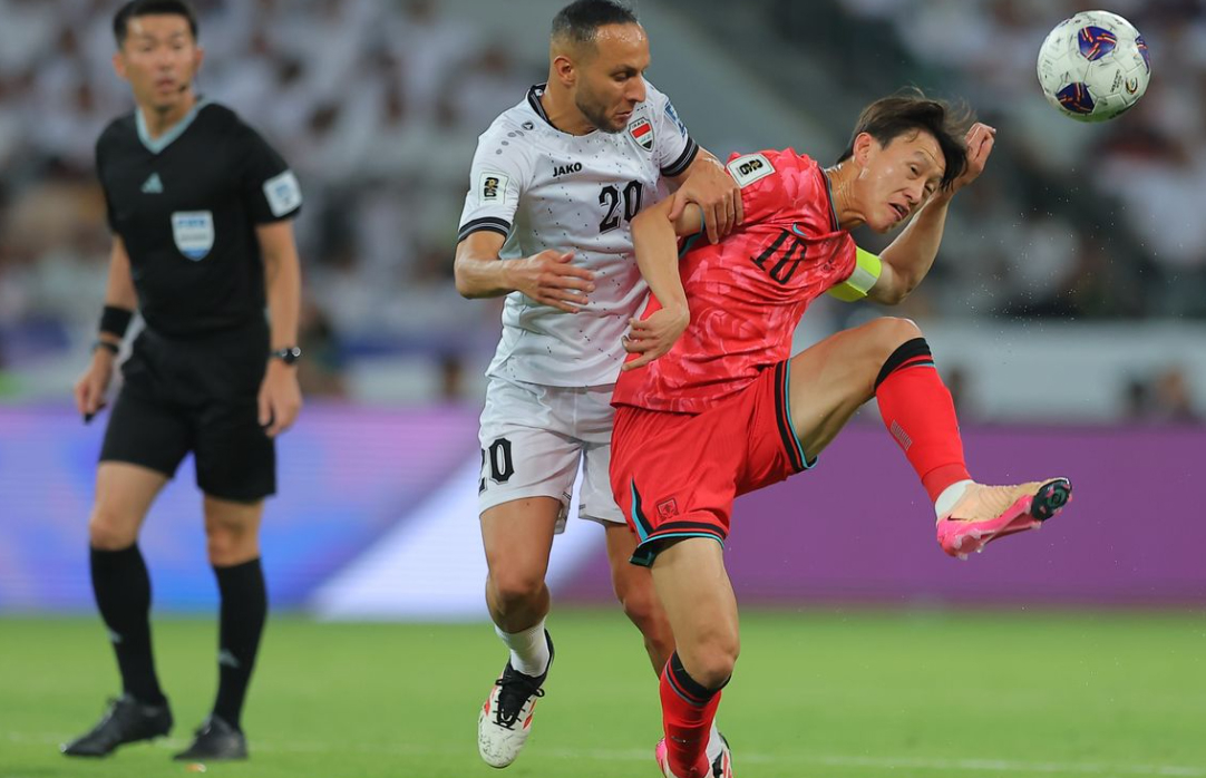 이재성이 6일(한국시간) 이라크 바스라 국제경기장에서 열린 이라크와의 2026 국제축구연맹(FIFA) 북중미 월드컵 아시아 3차 예선에서 치열한 볼 경합을 펼치고 있다. /사진=AFC 제공