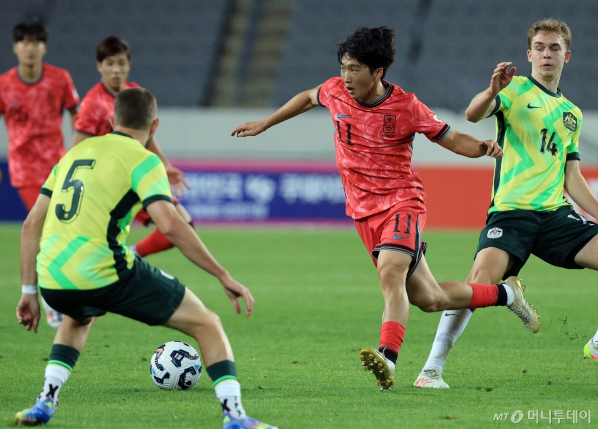 (용인=뉴스1) 박정호 기자 = 5일 오후 경기도 용인미르스타디움에서 열린 하나은행 초청 U-22 축구국가대표팀 친선경기 대한민국과 호주의 경기에서 대한민국 김용학이 드리블 돌파를 하고 있다. 2025.6.5/뉴스1  Copyright © 뉴스1. All rights reserved. 무단 전재 및 재배포,  AI학습 이용 금지. /사진=(용인=뉴스1) 박정호 기자