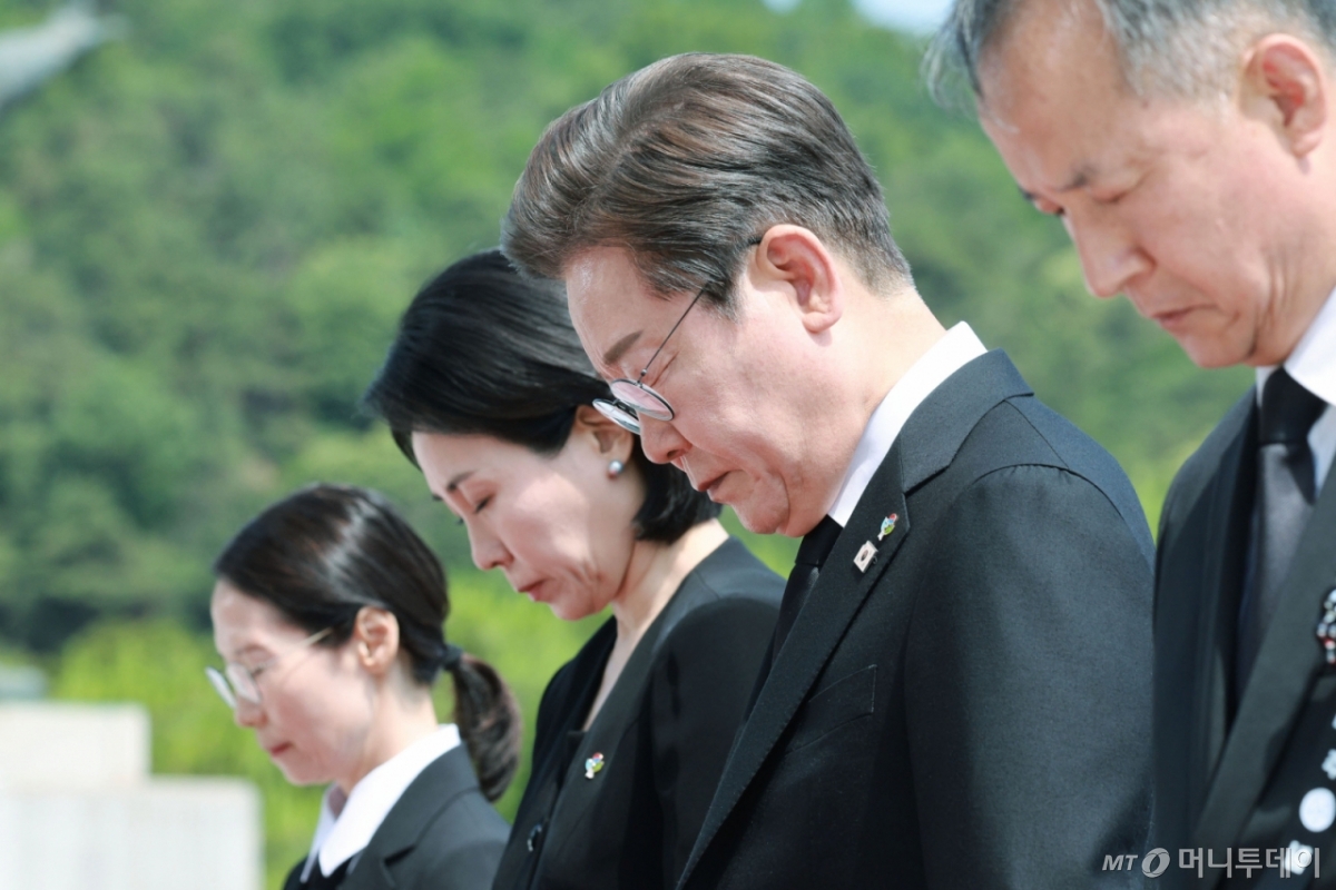 [서울=뉴시스] 고범준 기자 = 이재명 대통령과 김혜경 여사가 6일 서울 동작구 국립서울현충원에서 열린 제70회 현충일 추념식에서 현충탑 참배 후 묵념하고 있다. 2025.06.06. bjko@newsis.com /사진=고범준