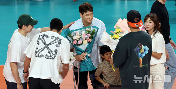문성민(가운데)이 축하 꽃다발을 건네 받고 있다. /사진=뉴시스