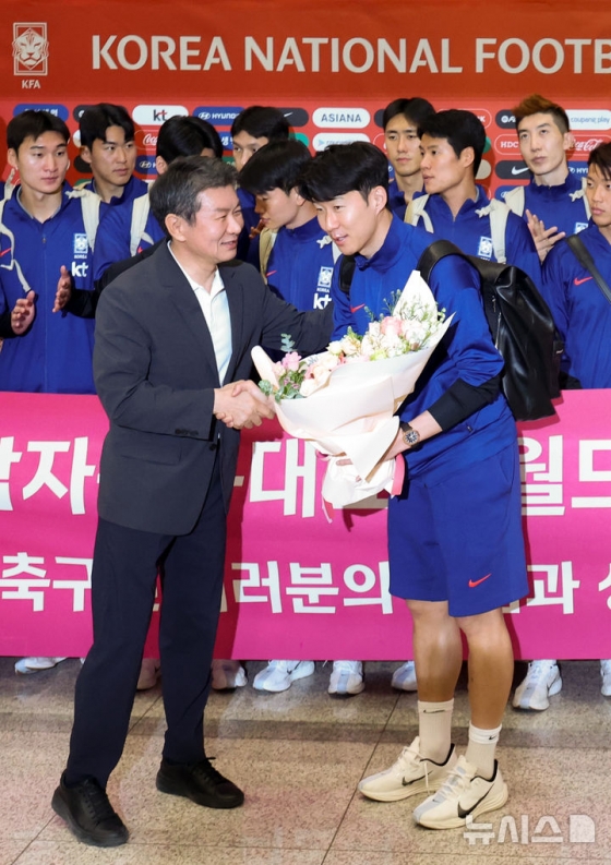 대한민국 축구 국가대표팀 주장 손흥민(오른쪽)이 정몽규 회장으로부터 꽃다발을 받고 있다. /사진=뉴시스 제공