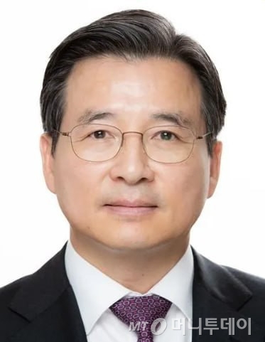 (서울=뉴스1) 허경 기자 = 이재명 대통령은 6일 대통령실 정책실장에 김용범 전 기획재정부 1차관를 임명했다. 김 실장은 1962년 전라남도 무안 출신으로 광주 대동고와 서울대 경제학과를 졸업하고 같은 대학에서 행정학 석사, 미국 조지워싱턴대에서 경제학 박사를 취득했다. (대통령실 제공. 재판매 및 DB 금지) 2025.6.6/뉴스1 Copyright © 뉴스1. All rights reserved. 무단 전재 및 재배포, AI학습 이용 금지. /사진=(서울=뉴스1) 허경 기자