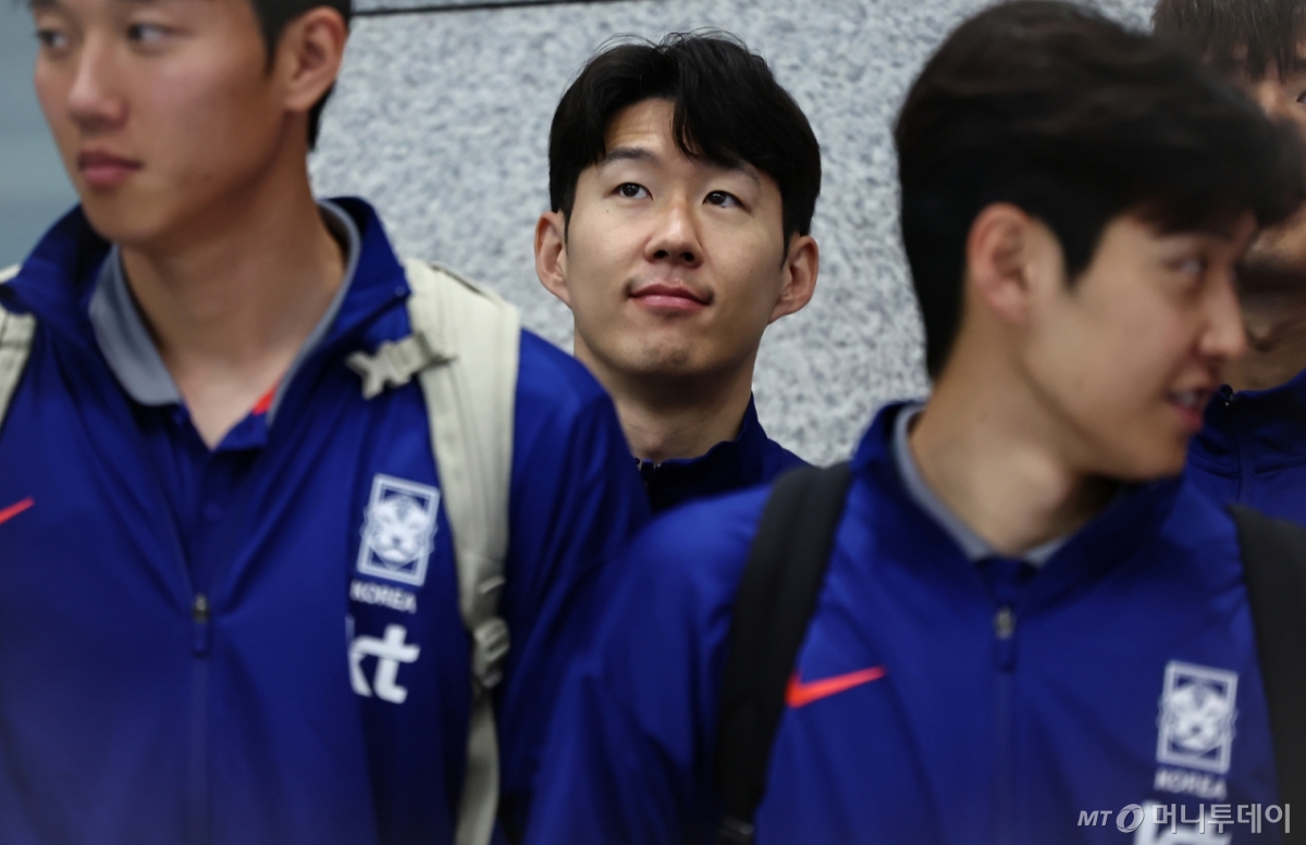 (인천공항=뉴스1) 김도우 기자 = 손흥민이 6일 이라크와 북중미 월드컵 예선경기를 마치고 인천국제공항 제1터미널을 통해 귀국하며 기념촬영을 하고 있다.  대표팀은 이라크와 원정경기에서 2대0으로 승리하며 11회 연속 월드컵 본선 진출을 확정했다. 2025.6.6/뉴스1  Copyright © 뉴스1. All rights reserved. 무단 전재 및 재배포,  AI학습 이용 금지. /사진=(인천공항=뉴스1) 김도우 기자