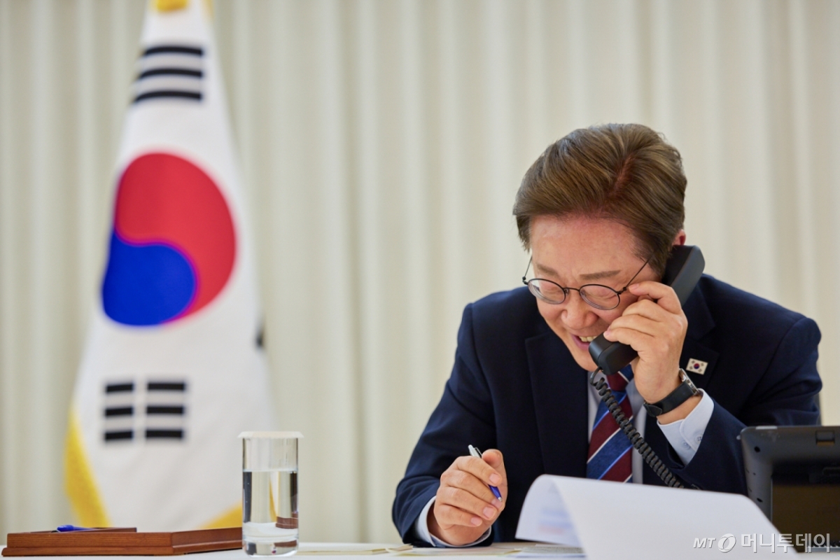 (서울=뉴스1) 허경 기자 = 이재명 대통령이 6일 대통령실 관저에서 도널드 트럼프 미국 대통령과 전화 통화를 하고 있다. (대통령실 제공. 재판매 및 DB 금지) 2025.6.6/뉴스1 Copyright © 뉴스1. All rights reserved. 무단 전재 및 재배포, AI학습 이용 금지. /사진=(서울=뉴스1) 허경 기자