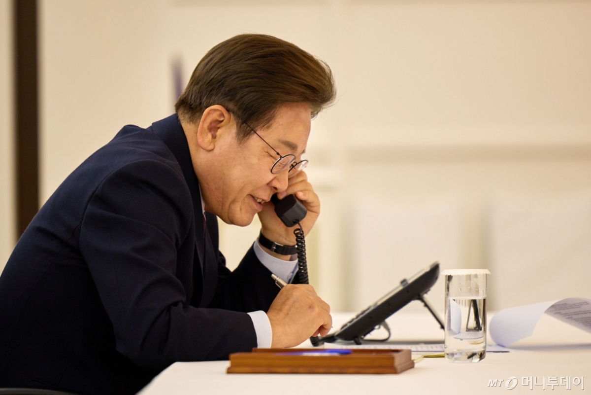 [서울=뉴시스] 이재명 대통령이 6일 서울 한남동 관저에서 도널드 트럼프 미국 대통령과 전화 통화를 하고 있다. (사진=대통령실 제공) 2025.06.06. photo@newsis.com *재판매 및 DB 금지 /사진=