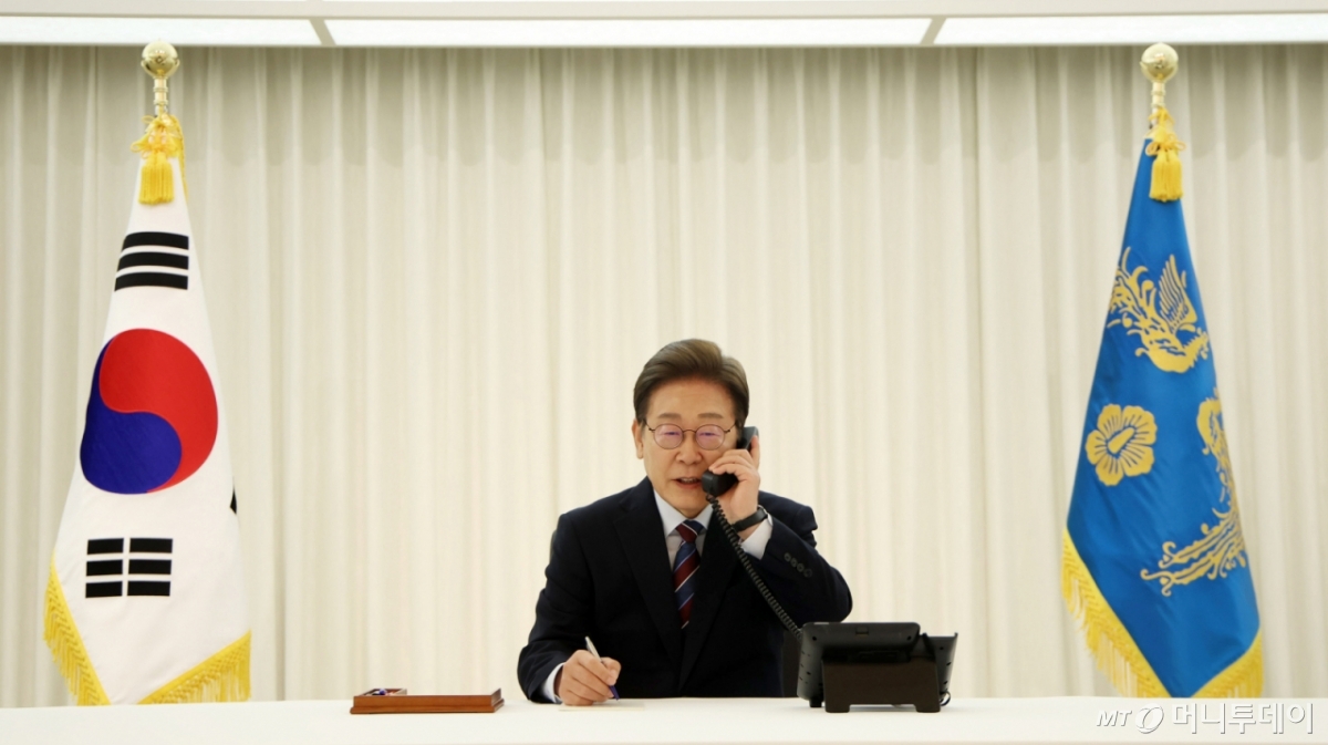 [서울=뉴시스] 고범준 기자 = 이재명 대통령이 6일 서울 한남동 관저에서 도널드 트럼프 미국 대통령과 전화 통화를 하기 위해 수화기를 들고 있다. 2025.06.06. bjko@newsis.com /사진=