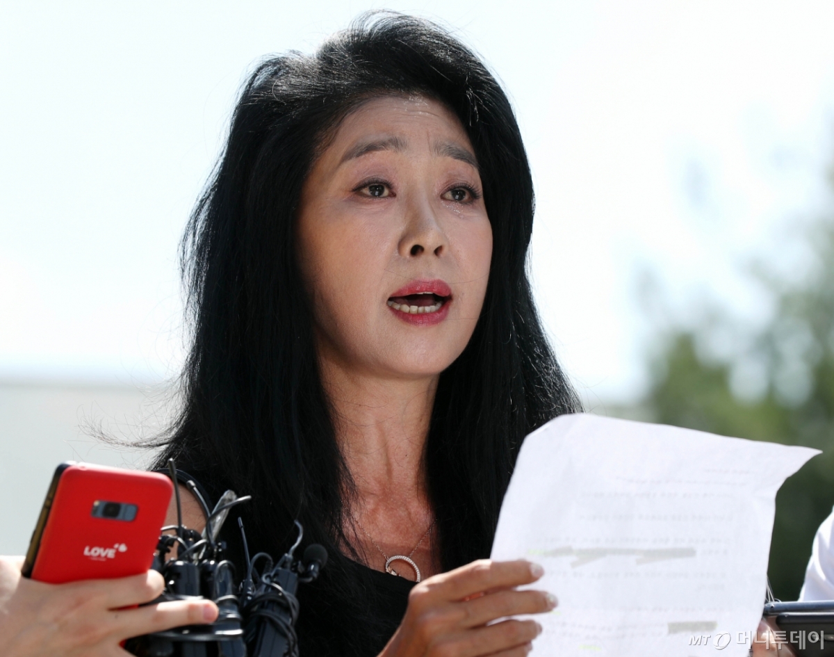 2018년 8월22일 경기도 분당경찰서에 피고발인 신분으로 출석한 배우 김부선. 당시 이재명 경기도지사의 '여배우 스캔들' 의혹 당사자로 지목됐다. /사진=머니투데이 DB