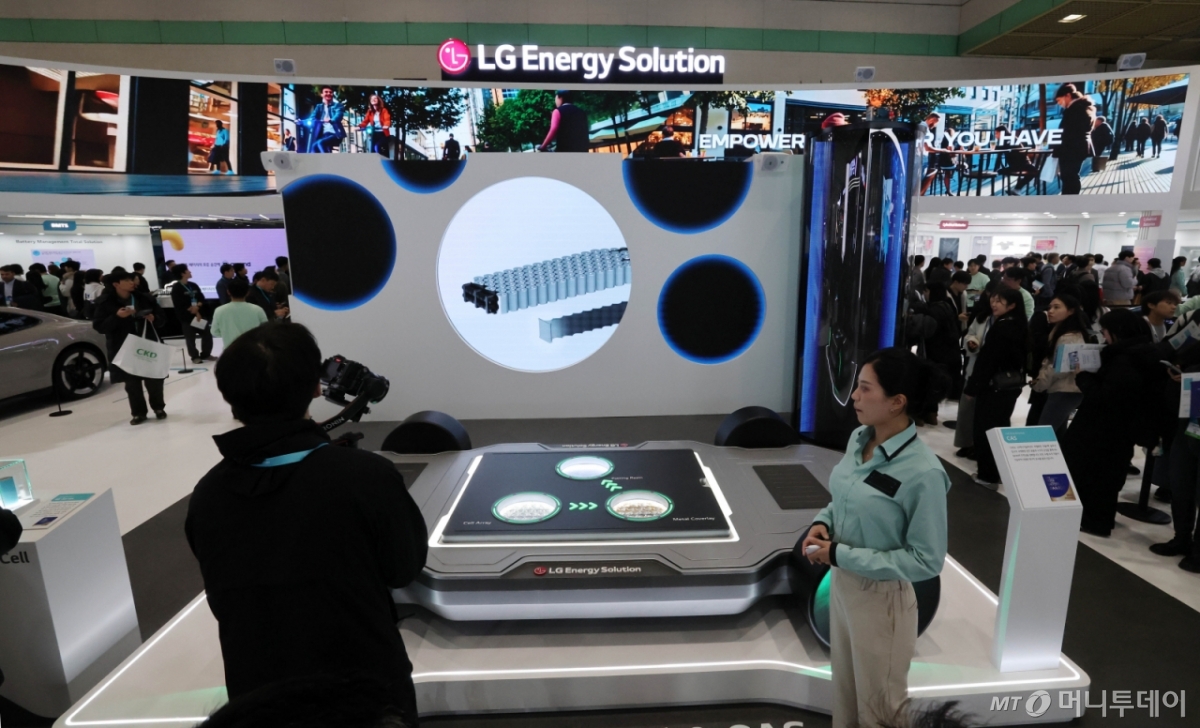 (서울=뉴스1) 박세연 기자 = 5일 서울 강남구 코엑스에서 개막한 ‘인터배터리 2025’ LG에너지솔루션 부스가 관람객으로 붐비고 있다.   올해로 13회를 맞이하는 역대 최대규모의 배터리 전문 전시회인 이번 전시에는 688개사 2330부스 규모로 이날부터 7일까지 3일동안 개최된다. 2025.3.5/뉴스1  Copyright © 뉴스1. All rights reserved. 무단 전재 및 재배포,  AI학습 이용 금지. /사진=(서울=뉴스1) 박세연 기자