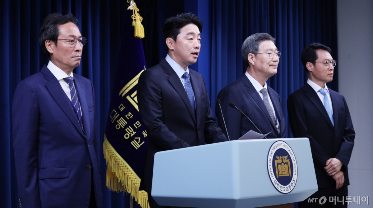 (서울=뉴스1) 박지혜 기자 = 강훈식 대통령 비서실장이 8일 서울 용산구 대통령실 청사에서 수석급 인선 발표를 하고 있다. 이재명 대통령은 대통령실 정무수석비서관에 우상호 전 더불어민주당 의원을, 민정수석비서관과 홍보수석비서관에 오광수 대륙아주 변호사와 이규연 전 JTBC 대표를 임명했다고 강 비서실장이 이날 브리핑을 통해 밝혔다. 왼쪽부터 우상호 전 의원, 강훈식 비서실장, 오광수 변호사, 이규연 전 JTBC 대표. 2025.6.8/뉴스1 Copyright © 뉴스1. All rights reserved. 무단 전재 및 재배포, AI학습 이용 금지. /사진=(서울=뉴스1) 박지혜 기자