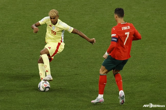 라민 야말(왼쪽)이 9일 오전 4시(한국시간) 독일 뮌헨의 알리안츠 아레나에서 열린 2024~2025시즌 유럽축구연맹(UEFA) 네이션스리그(NL) A 챔피언십 결승에서 크리스티아누 호날두를 앞에 두고 드리블을 시도하고 있다. /AFPBBNews=뉴스1