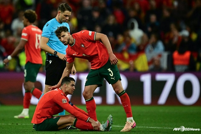 9일 오전 4시(한국시간) 독일 뮌헨의 알리안츠 아레나에서 열린 2024~2025시즌 유럽축구연맹(UEFA) 네이션스리그(NL) A 챔피언십 결승 도중 쓰러진 호날두(왼쪽 아래). /AFPBBNews=뉴스1