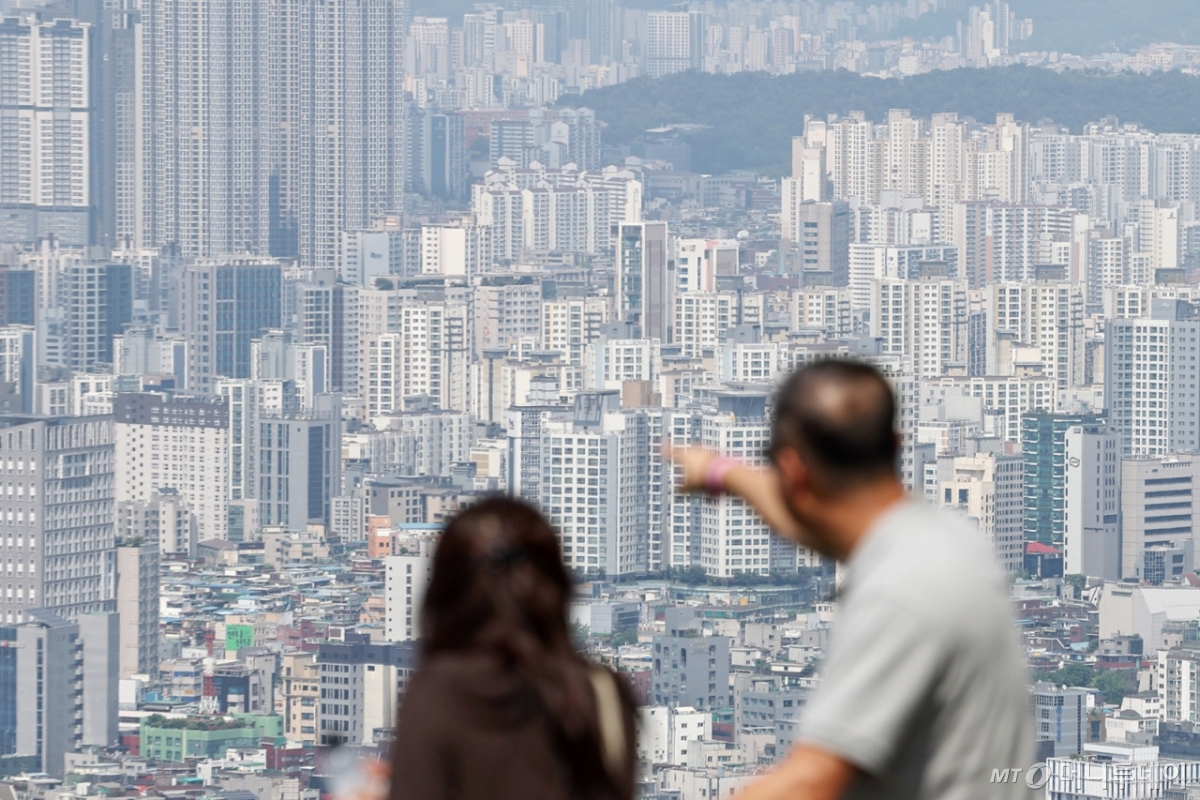 (서울=뉴스1) 민경석 기자 = 지난달 서울 아파트 경매 낙찰가율(감정가 대비 낙찰가 비율)이 97.7%로, 약 3년 만에 최고치를 기록했다. 통상 경매는 감정가보다 낮게 낙찰되는 경우가 많지만, 입찰 경쟁이 치열해지면 낙찰가율이 높아진다. 사진은 3일 서울 중구 남산에서 바라본 시내 아파트 단지 모습. 2025.6.3/뉴스1 Copyright © 뉴스1. All rights reserved. 무단 전재 및 재배포, AI학습 이용 금지. /사진=(서울=뉴스1) 민경석 기자