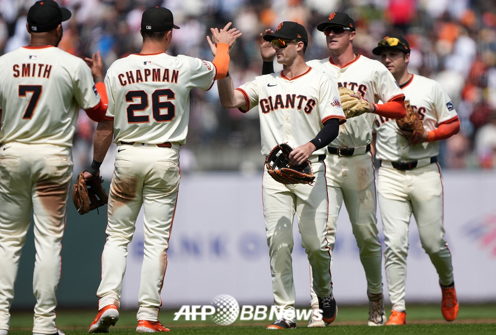 샌프란시스코 자이언츠 선수들이 9일(한국 시각) 애틀랜타 브레이브스전에서 승리 후 하이파이브를 하고 있다. /AFPBBNews=뉴스1