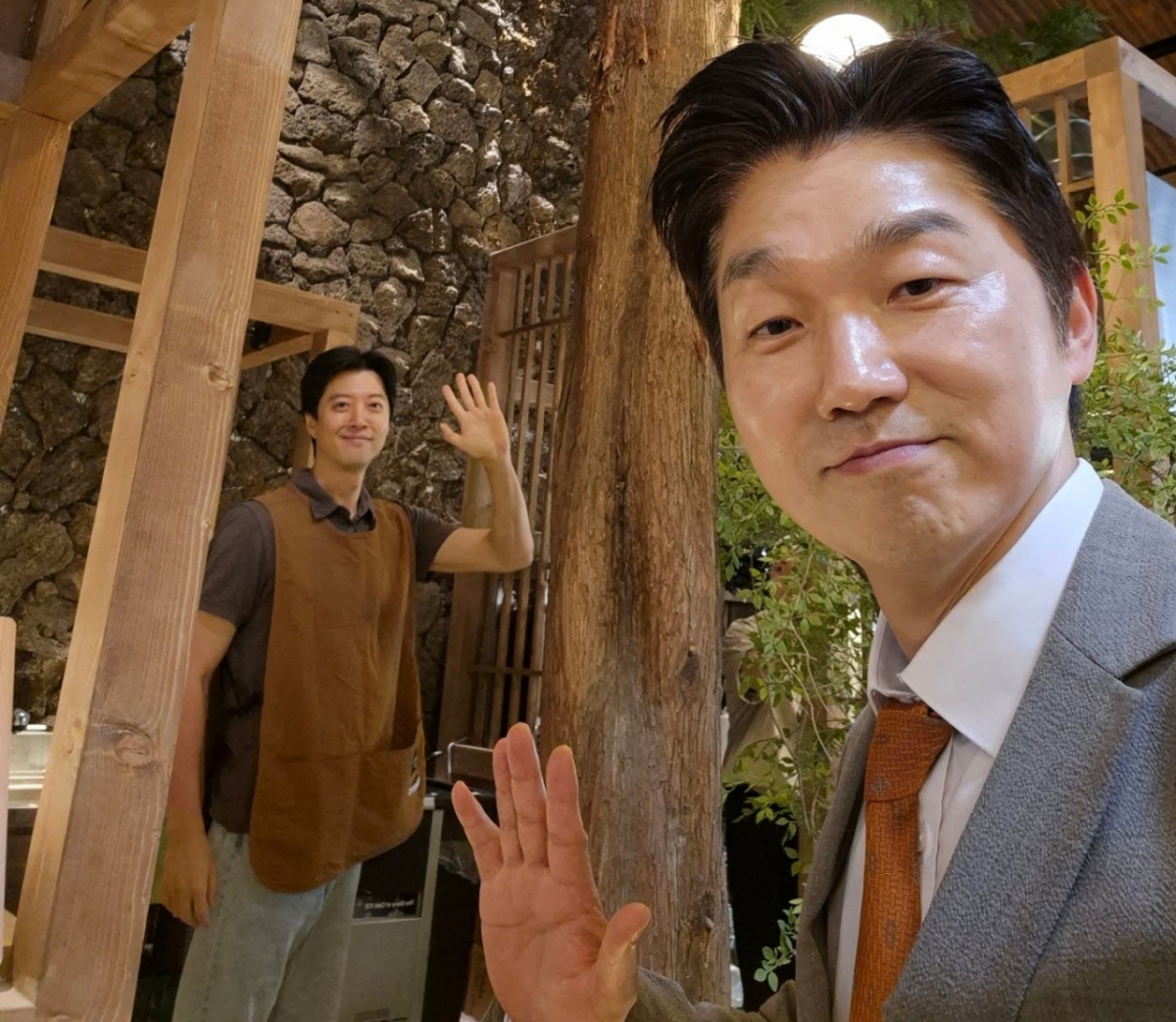 이혼 전문 박민철 변호사가 '20년 지기' 배우 이동건 카페 팝업을 찾아 찍은 사진을 공개했다. /사진=인스타그램 갈무리