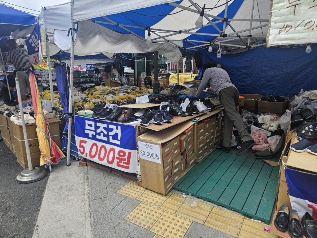 지난 9일 오후 서울 중로구 동묘 의류시장의 한 신발 가게에서 A씨가 손님을 맞을 준비를 하고 있었지만 손님은 없었다./사진=박상혁 기자.