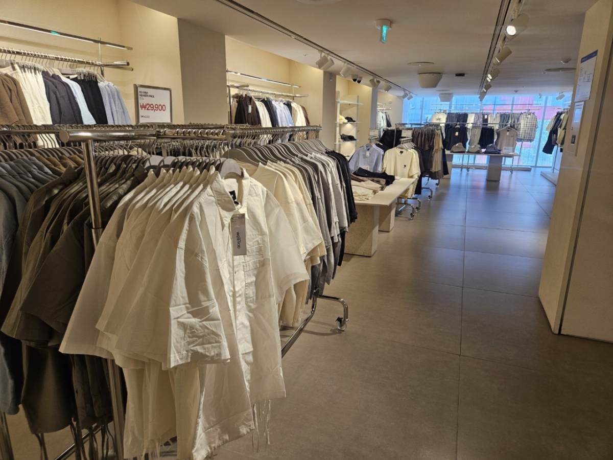 지난 9일 오후 6시쯤 서울 중구 명동의 한 의류매장에 손님이 없어 한산하다./사진=박상혁 기자.