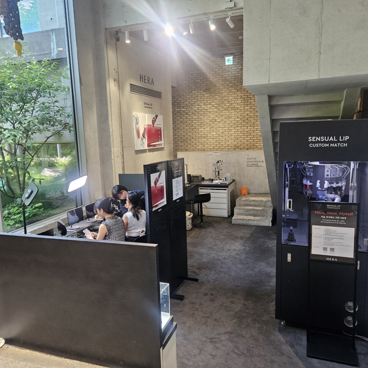 아모레성수에서 맞춤형 화장품 제조 서비스를 받고있는 외국인 관광객들의 모습/사진=조한송 기자