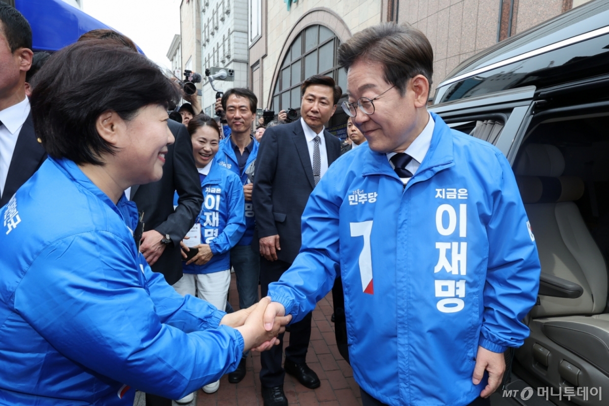 (대구=뉴스1) 안은나 기자 = 이재명 더불어민주당 대통령 후보가 대표적 험지인 대구·경북(TK) 지역 유세에 돌입한 13일 오후 대구 중구 동성로에서 연설을 마친 뒤 서영교 의원과 악수하고 있다. 2025.5.13/뉴스1  Copyright © 뉴스1. All rights reserved. 무단 전재 및 재배포,  AI학습 이용 금지.