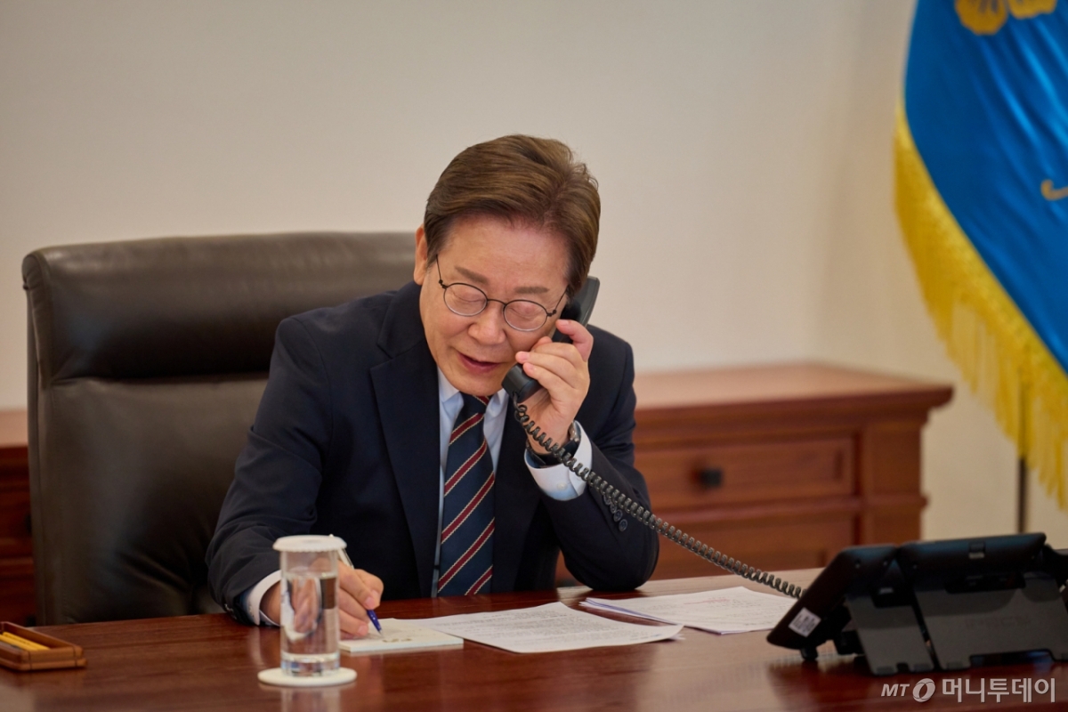 (서울=뉴스1) 허경 기자 = 이재명 대통령이 9일 서울 용산구 대통령실 청사 집무실에서 이시바 시게루 일본 총리와 전화 통화를 하고 있다. (대통령실 제공. 재판매 및 DB 금지) 2025.6.9/뉴스1  Copyright © 뉴스1. All rights reserved. 무단 전재 및 재배포,  AI학습 이용 금지. /사진=(서울=뉴스1) 허경 기자